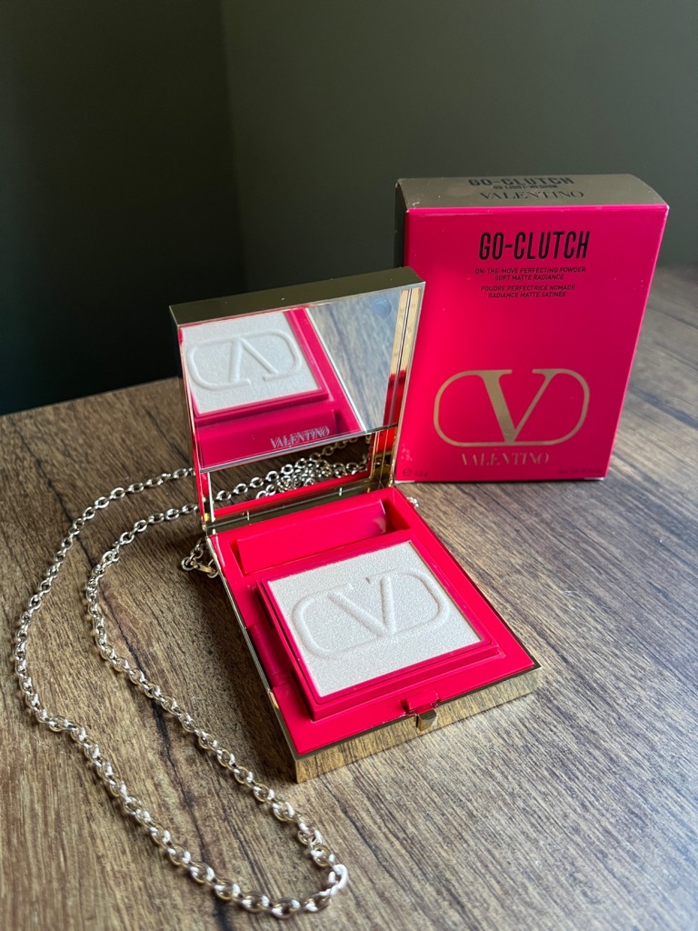 Valentino Go-Clutch On The Move Perfecting Powder Soft Matte Light-Medium